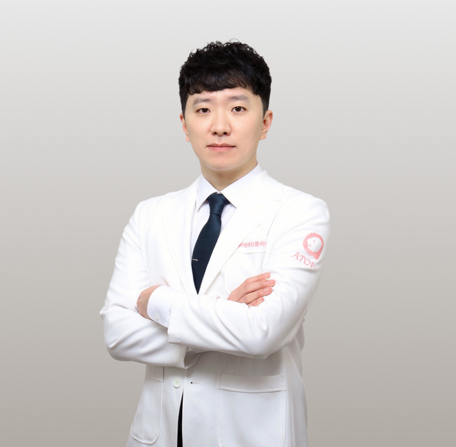 Dr. Hong Jun-sik - Plastic Surgery specialist at ATOP Plastic Surgery Seoul Korea
